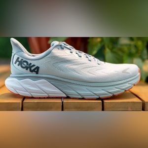 HOKA Arahi 6